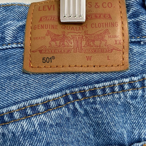 Women’s Levi’s 501 Distressed Jeans - Picture 5 of 9